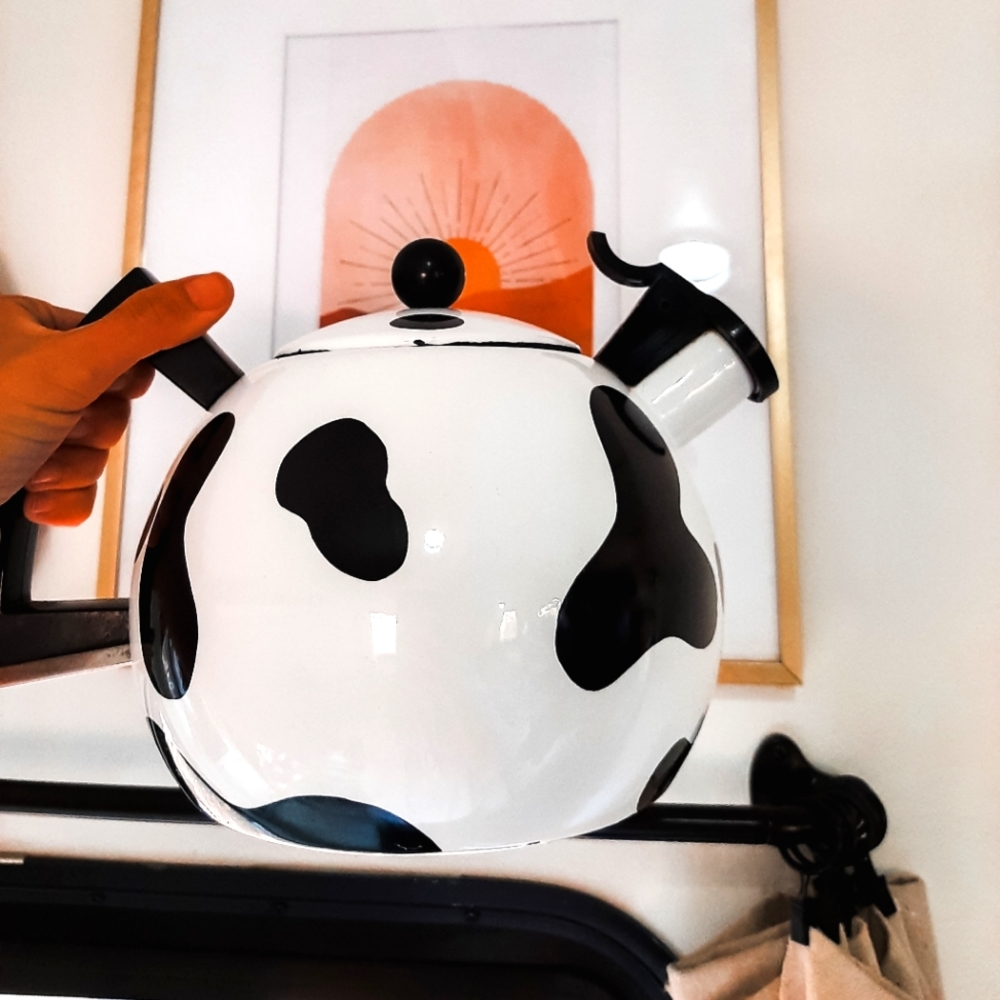 Cow print whistling tea kettle. 🐄🤠⭐☕🍵 Y2K great condition.